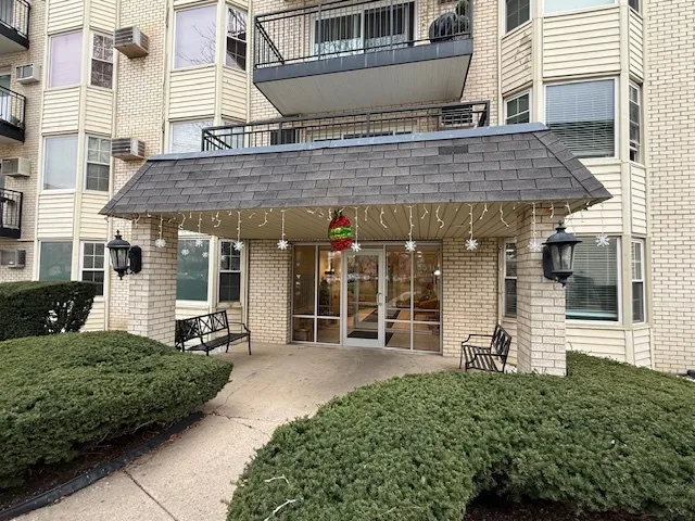 $130,000 | 5510 Lincoln Avenue, Unit B409, Morton Grove, IL 60053