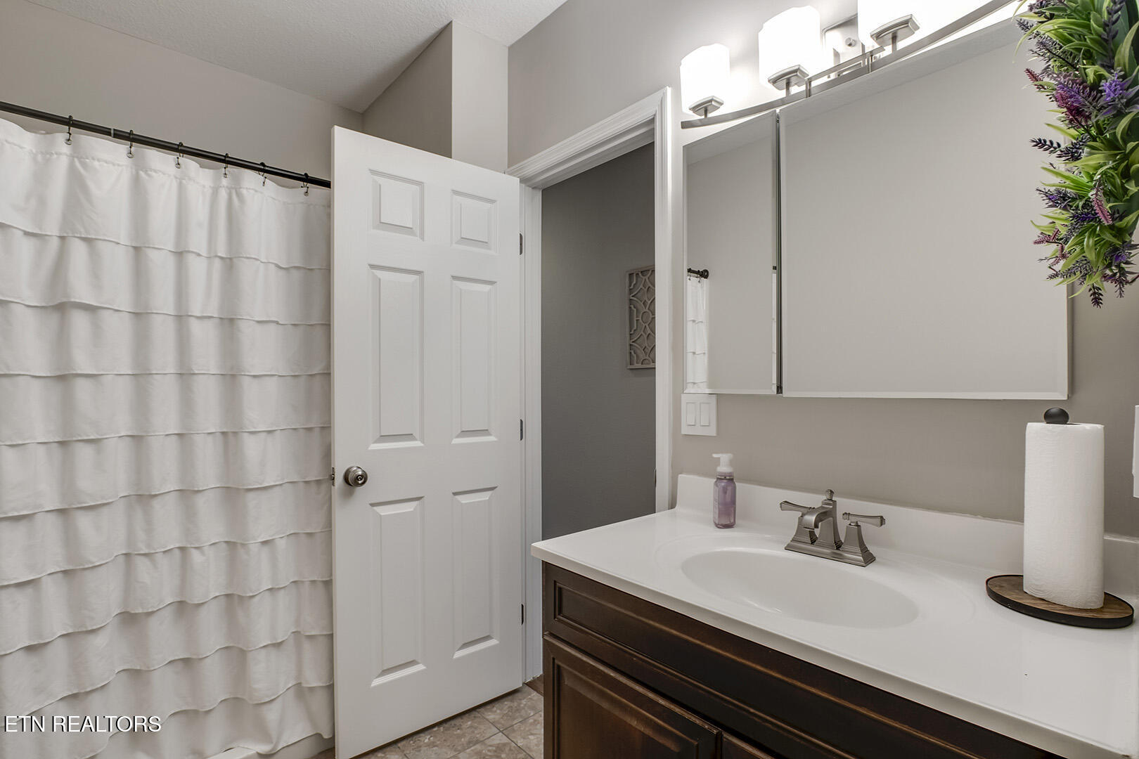 417 River Road Loudon, TN 37774 - Photo 28 of 60 Guest Bath