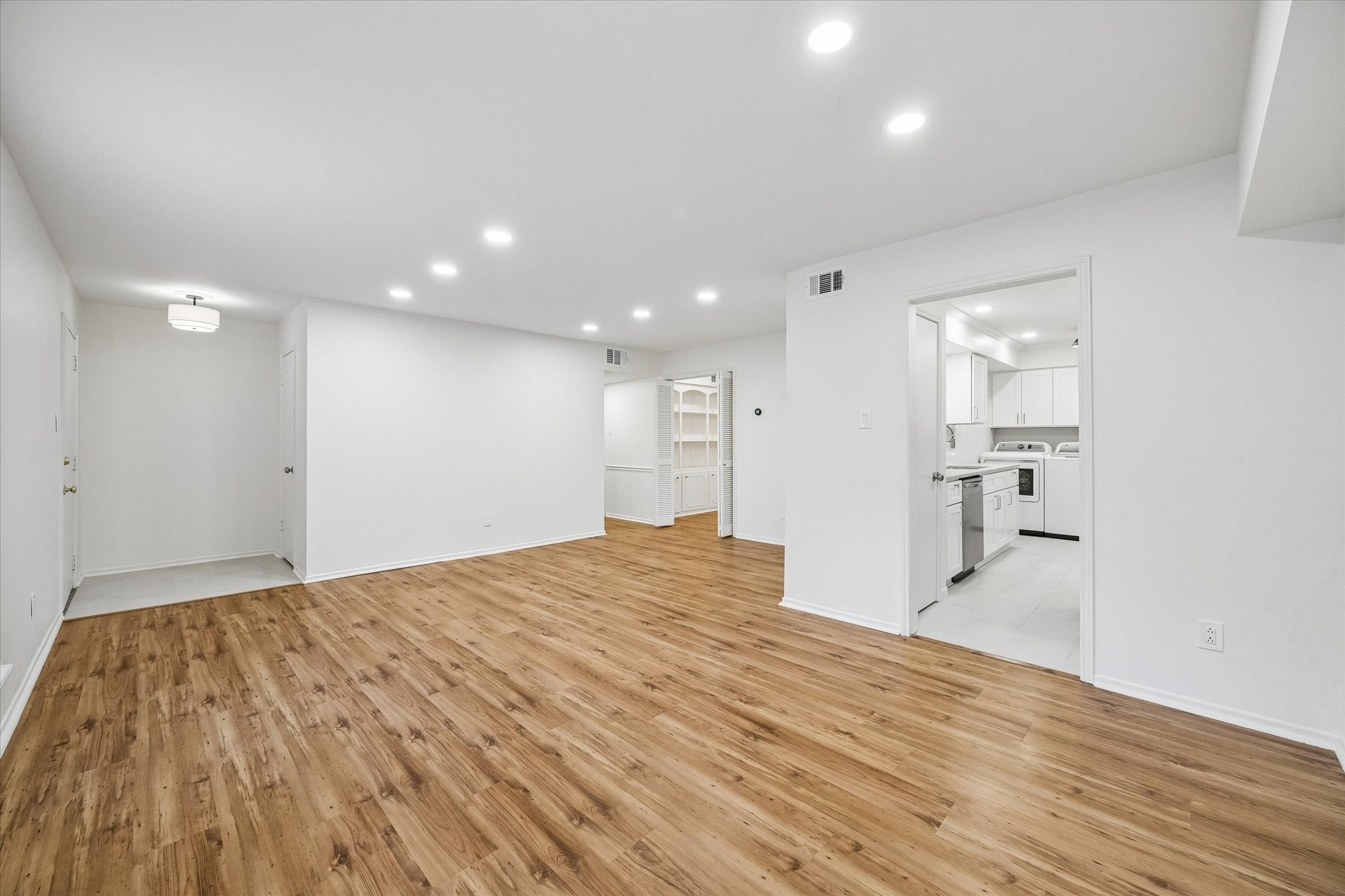357 North Post Oak Lane, Unit 102 Houston, TX 77024 - Photo 4 of 18 Recently renovated, the unit features fresh paint, new lighting, new carpet, and an updated kitchen.