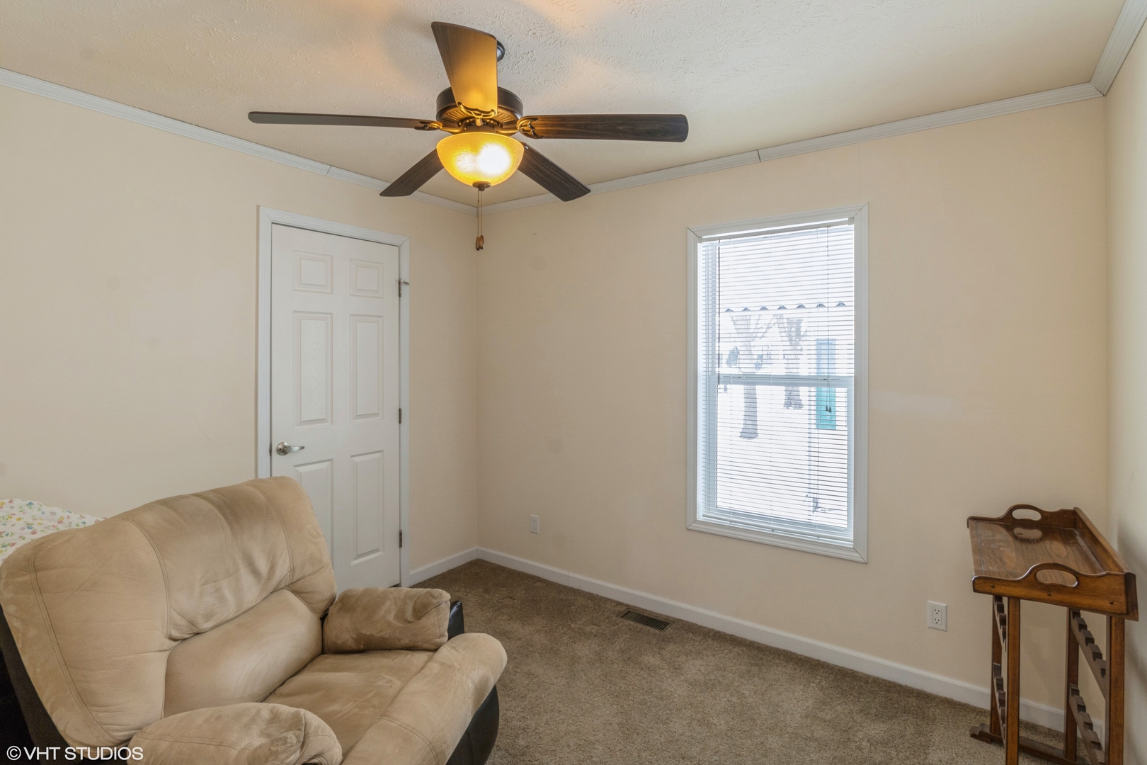 292 Bayview Road Elgin, IL 60123 - Photo 12 of 20 a living room with furniture and a window