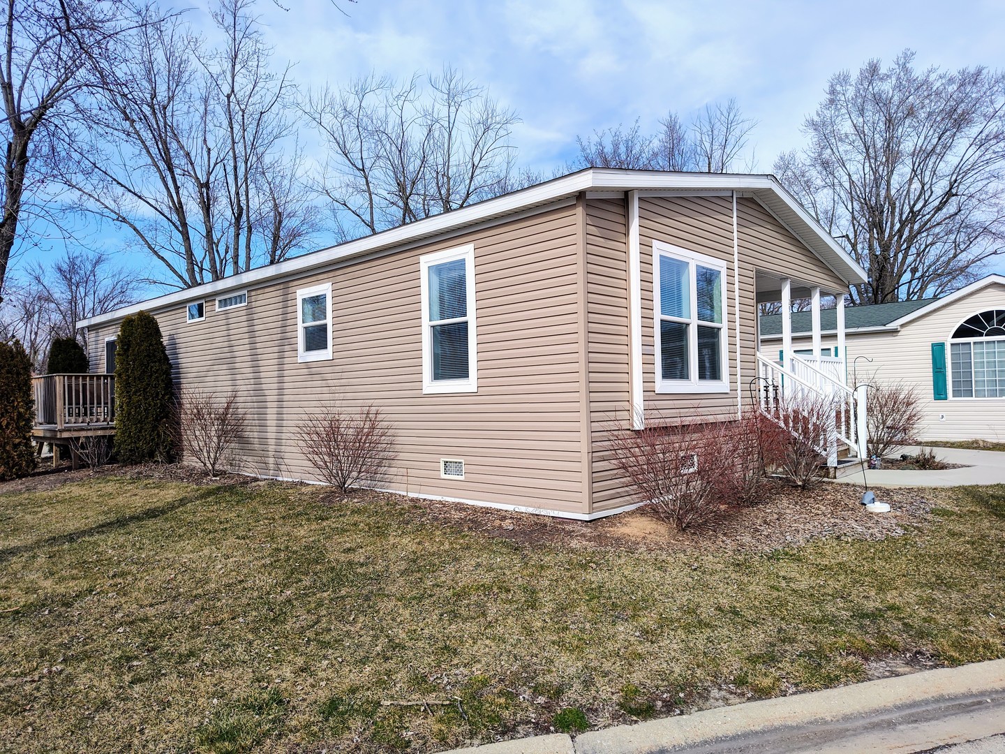 292 Bayview Road Elgin, IL 60123 - Photo 2 of 20 a backyard of a house