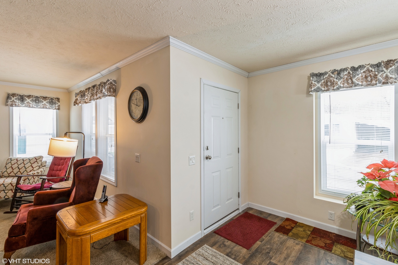 292 Bayview Road Elgin, IL 60123 - Photo 3 of 20 a living room with furniture and a window