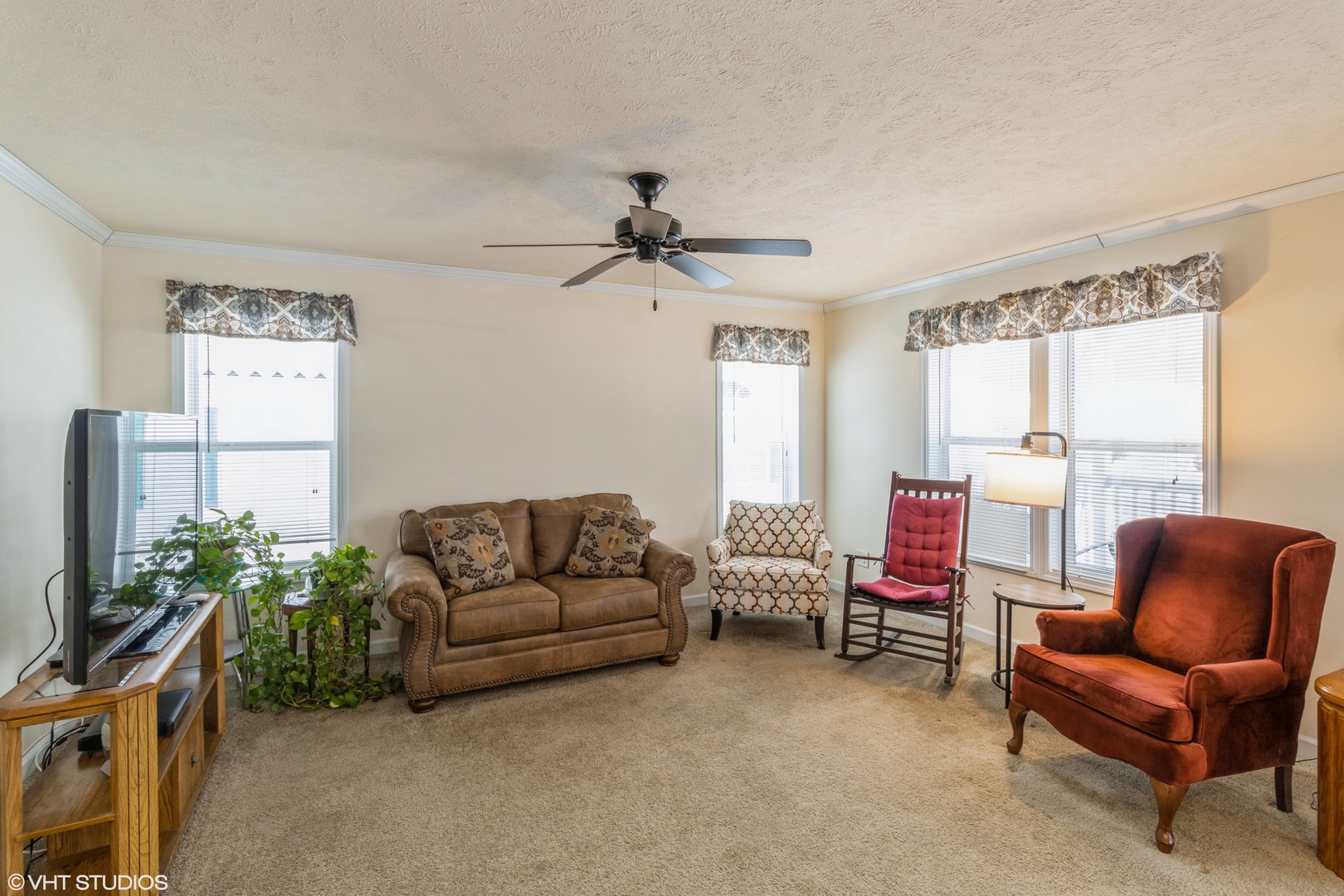 292 Bayview Road Elgin, IL 60123 - Photo 4 of 20 a living room with furniture and a window