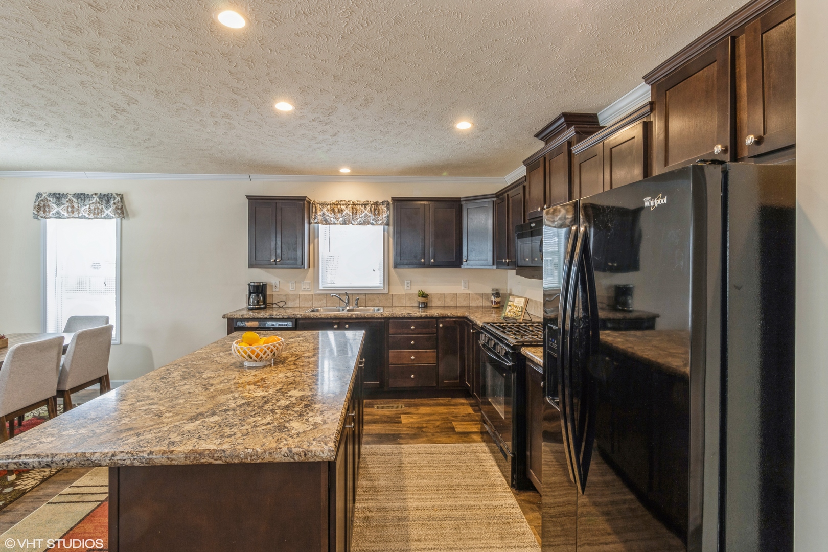 292 Bayview Road Elgin, IL 60123 - Photo 6 of 20 a kitchen with granite countertop counter top space appliances and cabinets