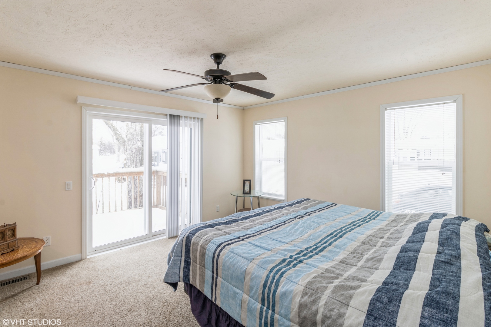 292 Bayview Road Elgin, IL 60123 - Photo 8 of 20 a bedroom with a large bed and a window