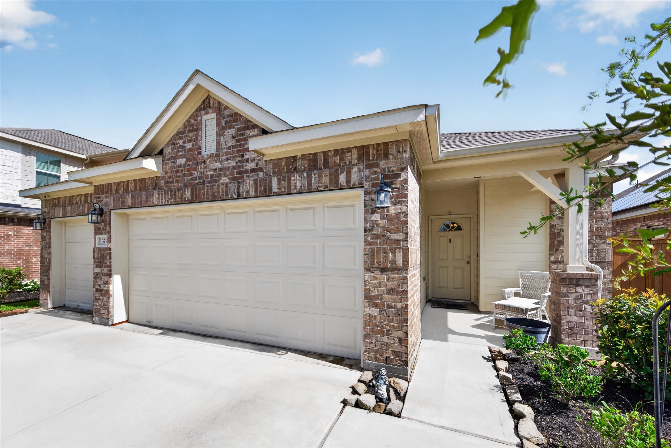 1329 Red Hills Drive Rosharon, TX 77583 - Photo 3 of 27 Well-maintained exterior, featuring a cozy entryway with a seating area.