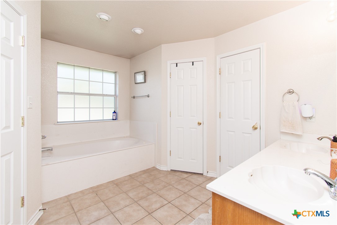 103 Corral Court Harker Heights, TX 76548 - Photo 14 of 27 a bathroom with a bathtub and a shower