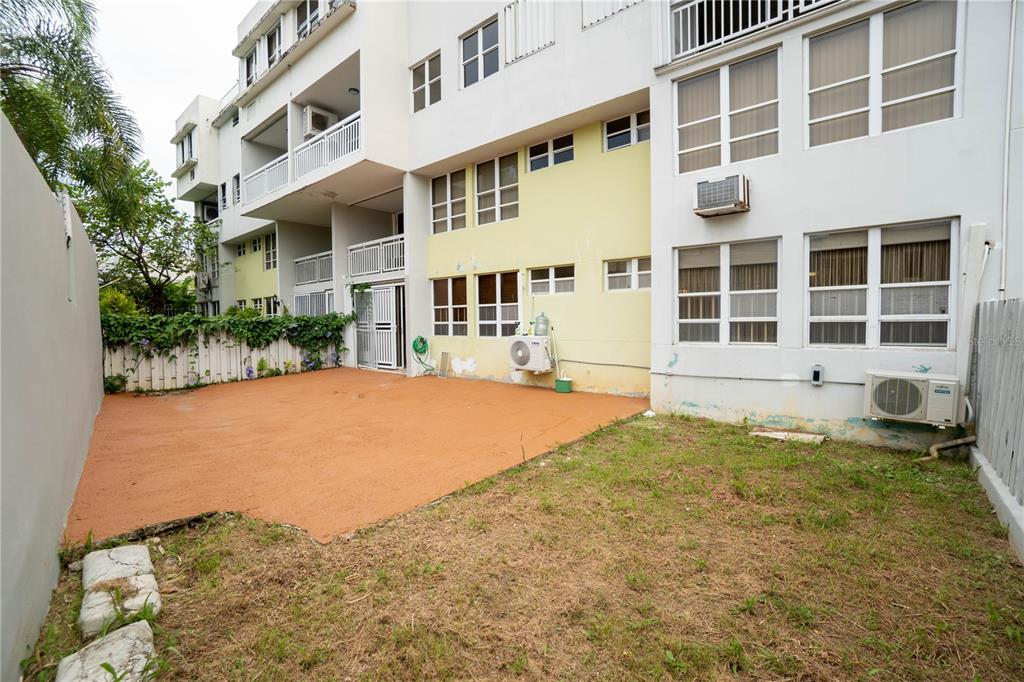 Cond Caparra Chalets Cond Caparra Chalets 8th, Unit 2A1 Guaynabo, PR 00966 - Photo 17 of 25 a backyard of a house