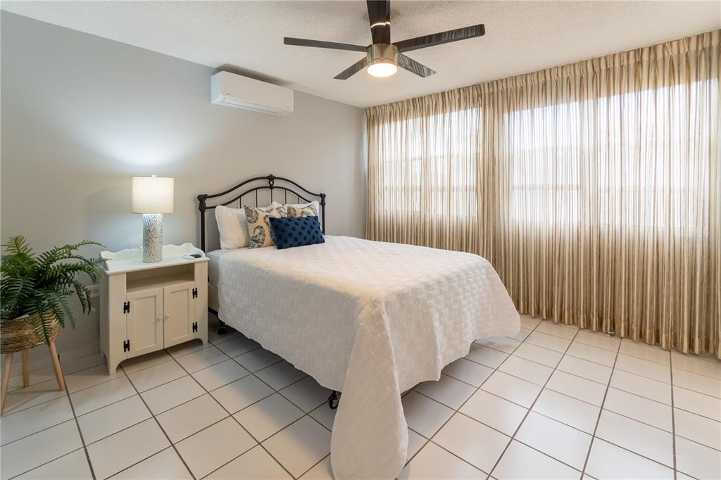 Cond Caparra Chalets Cond Caparra Chalets 8th, Unit 2A1 Guaynabo, PR 00966 - Photo 9 of 25 a spacious bedroom with a bed and a potted plant