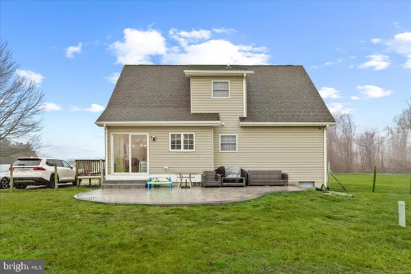 a view of a house with backyard