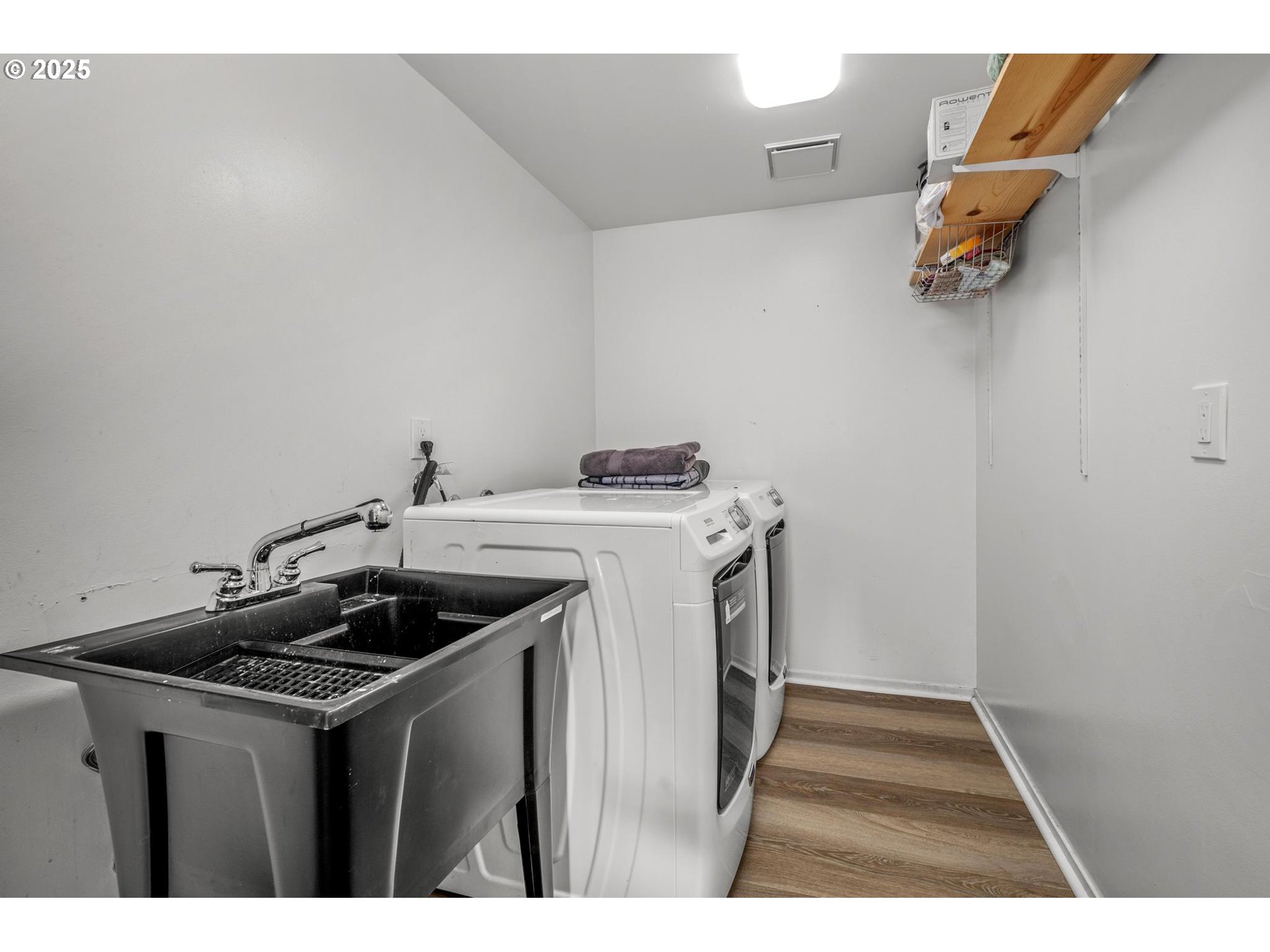 5280 South Fairway Road Neskowin, OR 97149 - Photo 30 of 37 Laundry