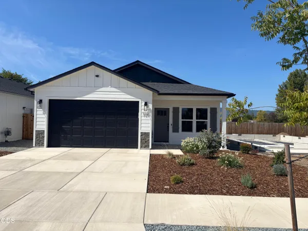$395,000 | 729 Dahl Place, Unit 5, Medford, OR 97501