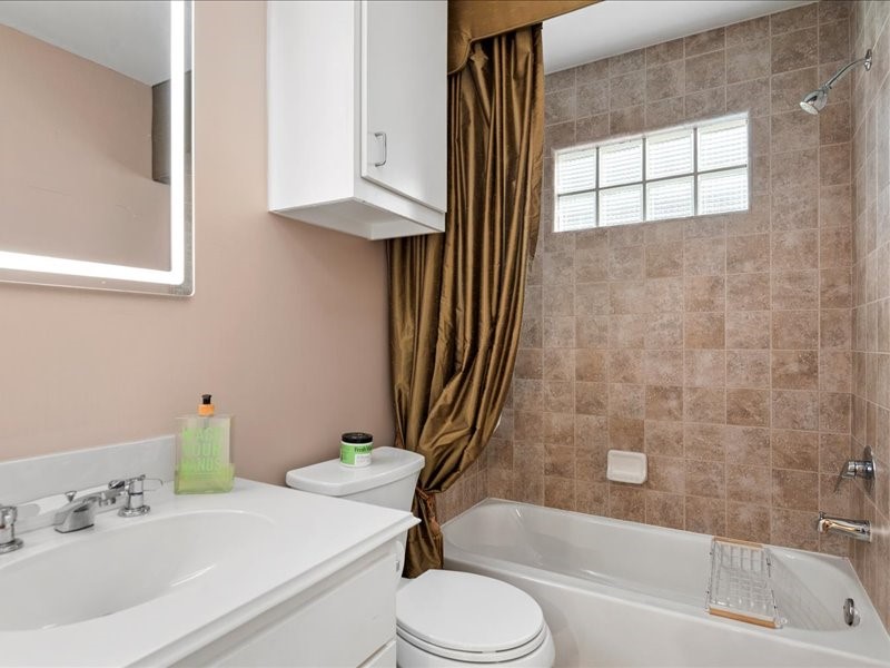 5941 South Loop E Freeway, Unit 504 Houston, TX 77033 - Photo 28 of 39 Full-wall height custom tile.