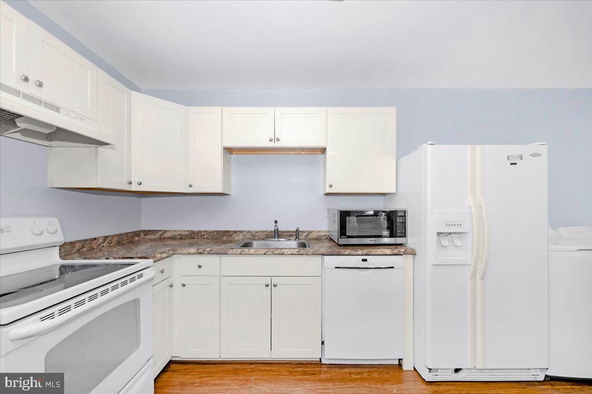 302 Manor Court Frederick, MD 21701 - Photo 11 of 33 Bright and airy kitchen space.