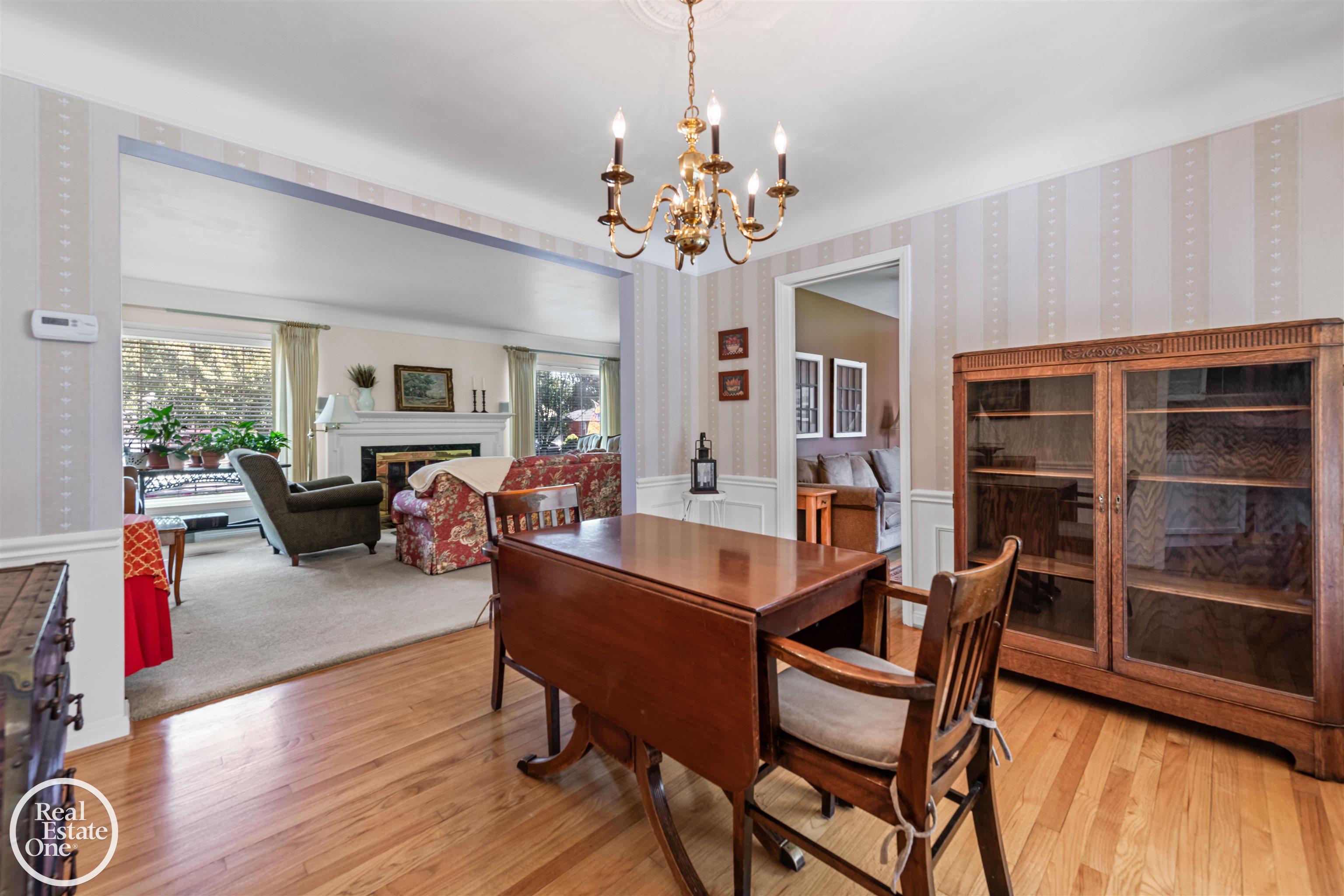 1151 South Renaud Road Grosse Pointe, MI 48236 - Photo 12 of 39 50187085-f4a598cd-5c2e-449e-8699-ff2dd437b91a.JPG