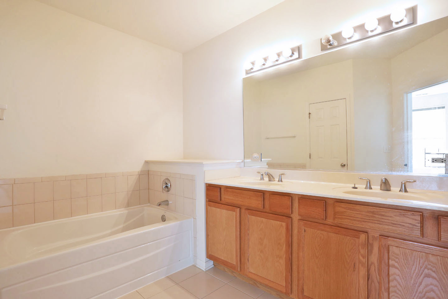1359 Scarboro Road Schaumburg, IL 60193 - Photo 17 of 21 a bathroom with a tub a sink and mirror