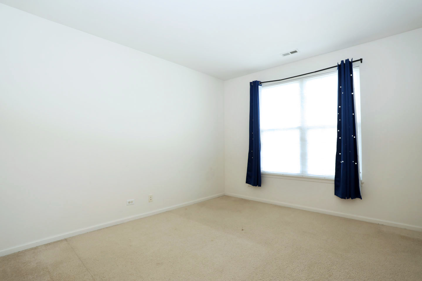 1359 Scarboro Road Schaumburg, IL 60193 - Photo 18 of 21 an empty room with a window
