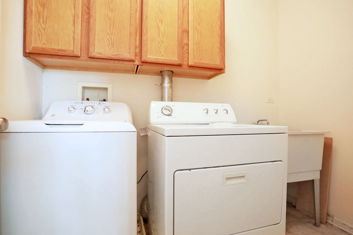 1359 Scarboro Road Schaumburg, IL 60193 - Photo 20 of 21 a utility room with dryer and washer