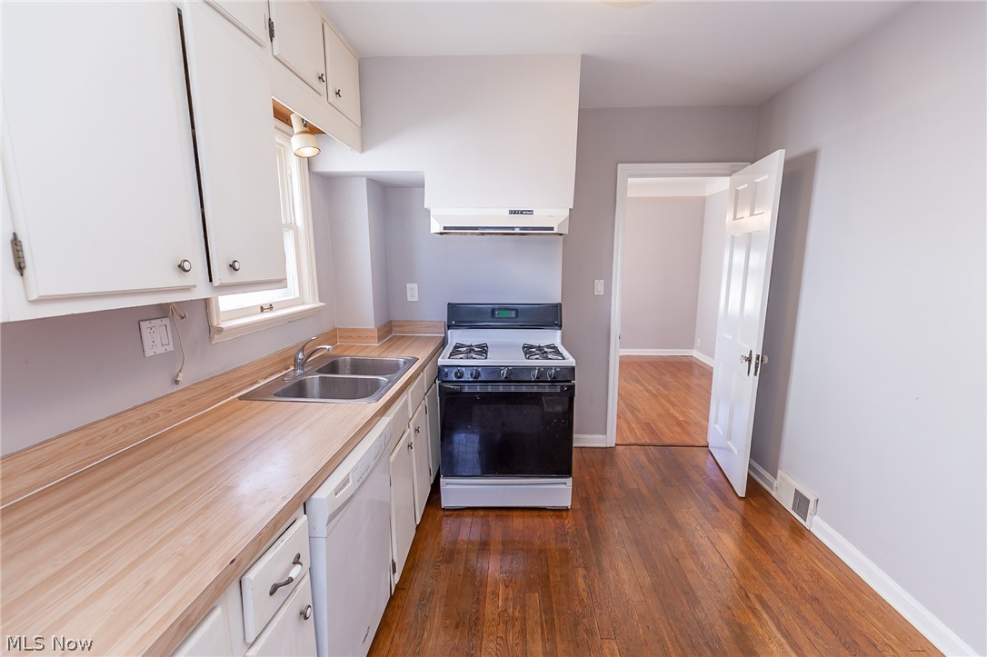 2212 Barrington Road Cleveland, OH 44118 - Photo 16 of 35