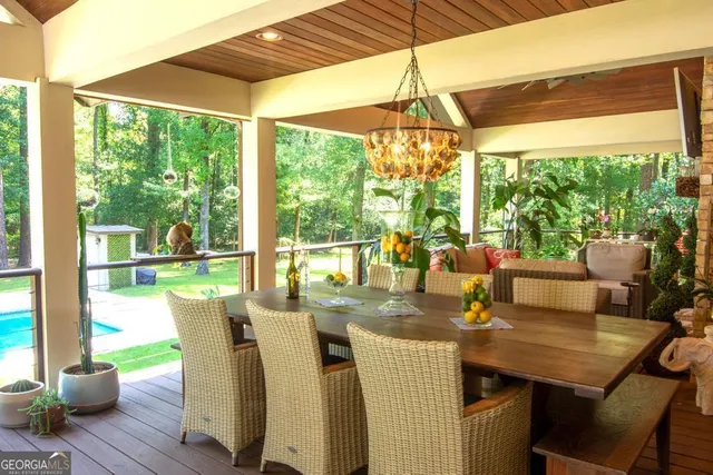 a view of a house with backyard and garden