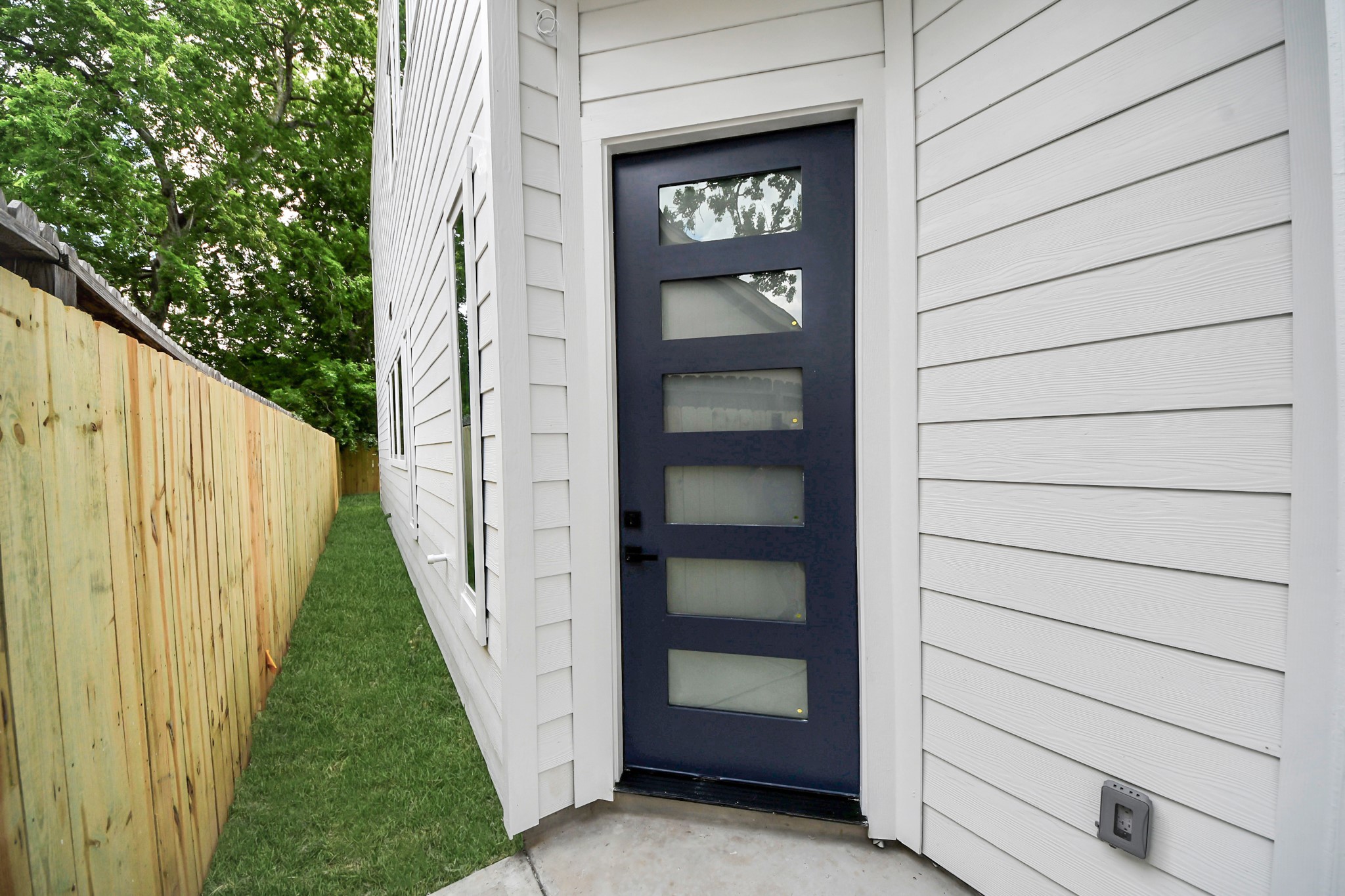 6629 Foster Street Houston, TX 77021 - Photo 7 of 33 Welcoming front entry with sleek modern door and covered approach.