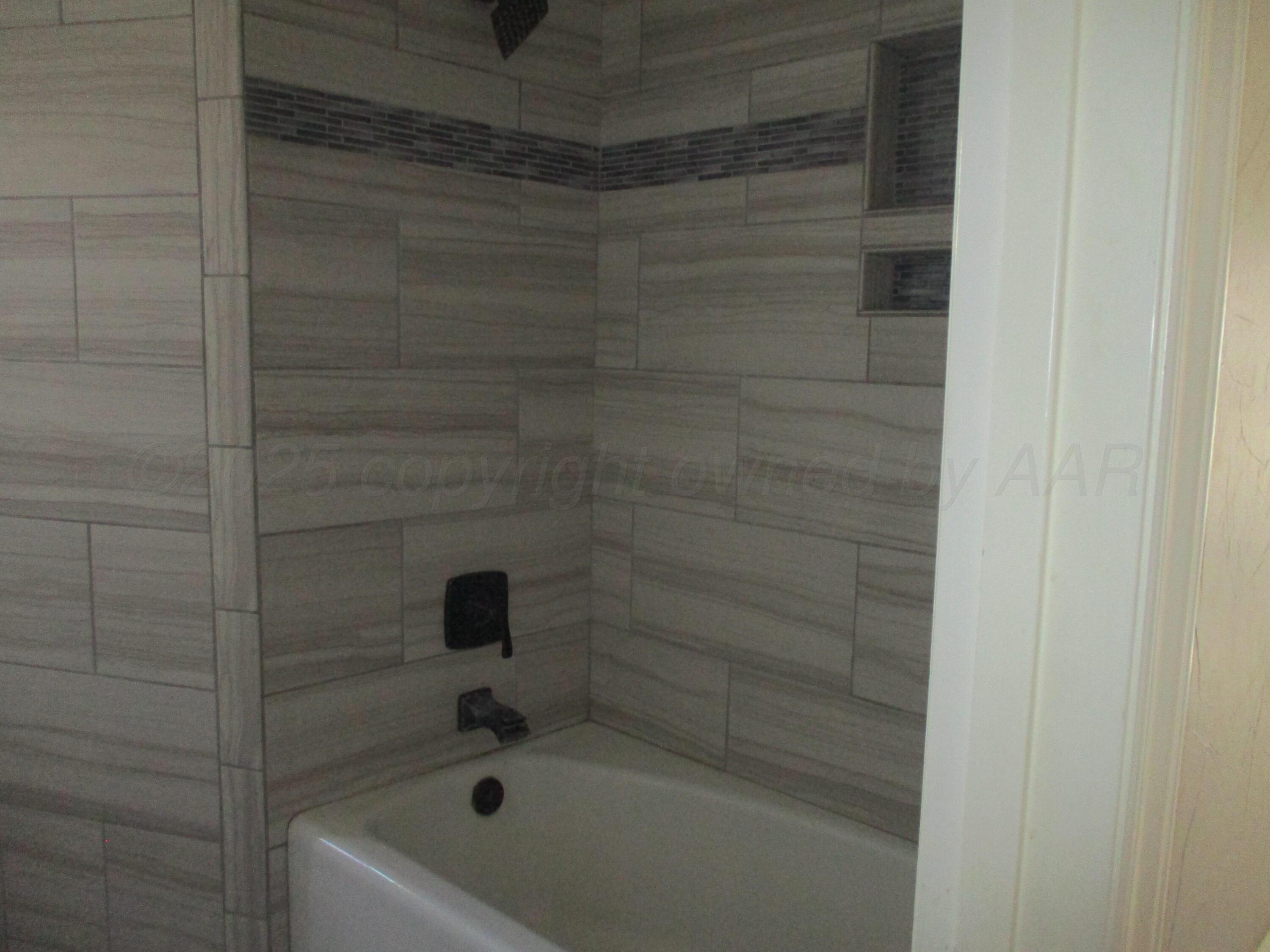 6702 Calumet Road Amarillo, TX 79106 - Photo 15 of 30 Hall Bath