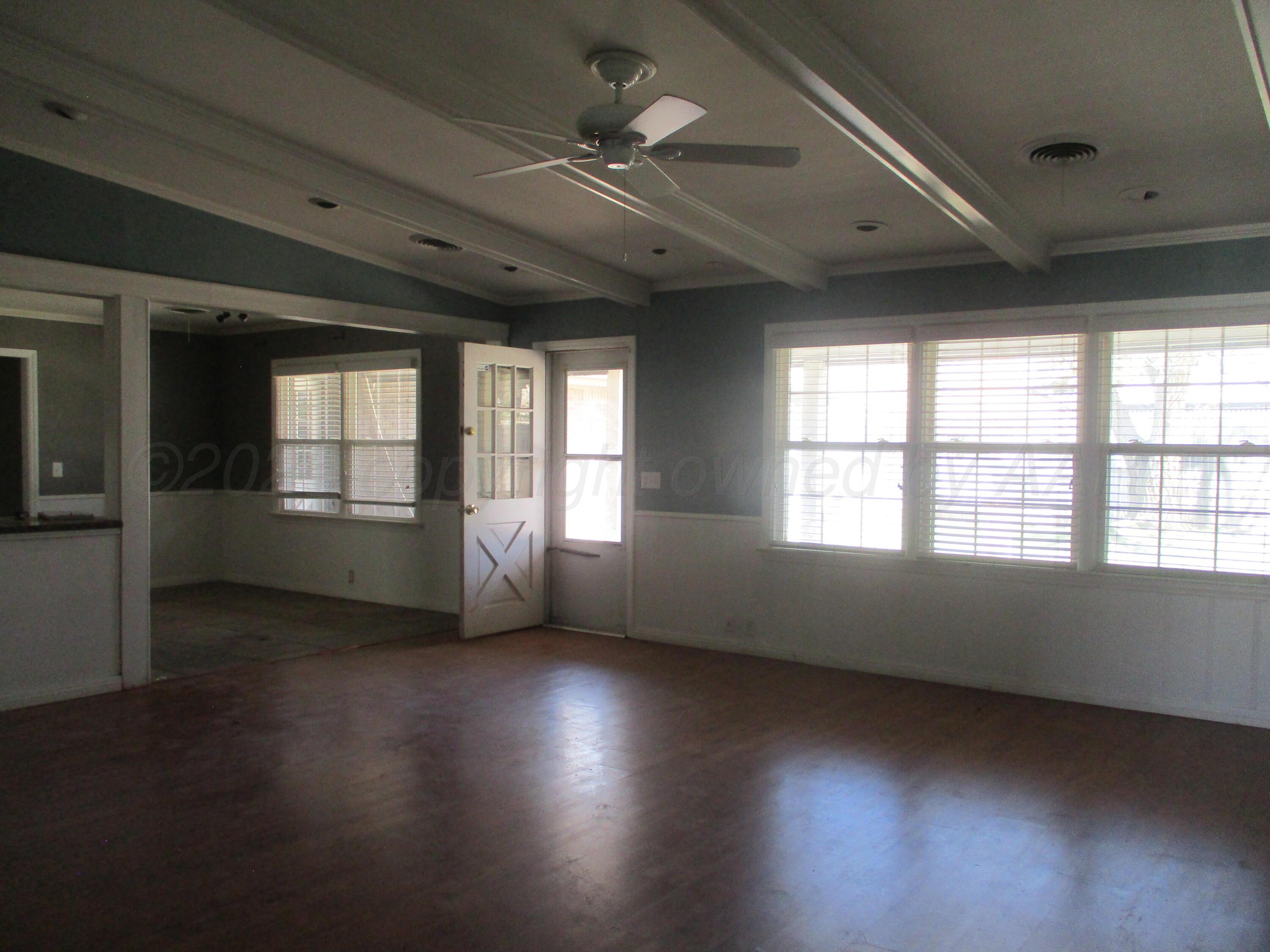 6702 Calumet Road Amarillo, TX 79106 - Photo 4 of 30 Living Room