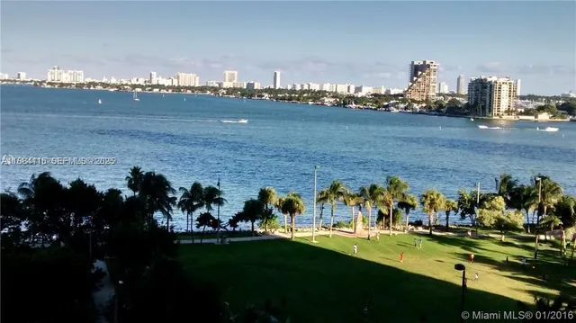 $2,700 | 1900 North Bayshore Drive, Unit 901, Miami, FL 33132