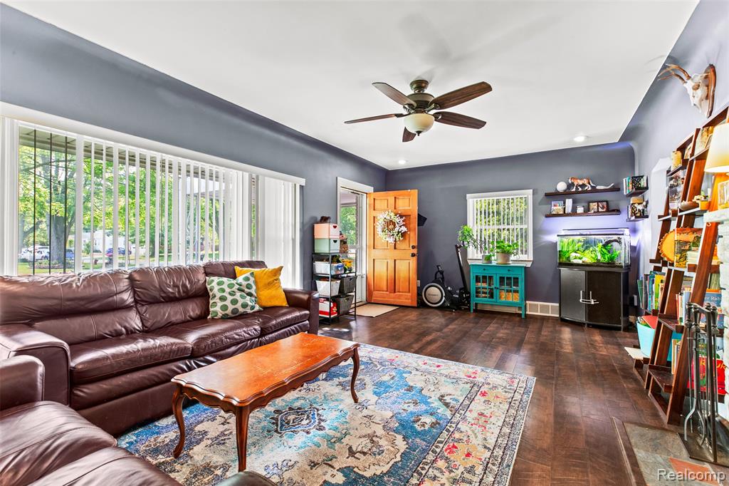 21462 Berg Road Southfield, MI 48033 - Photo 5 of 26