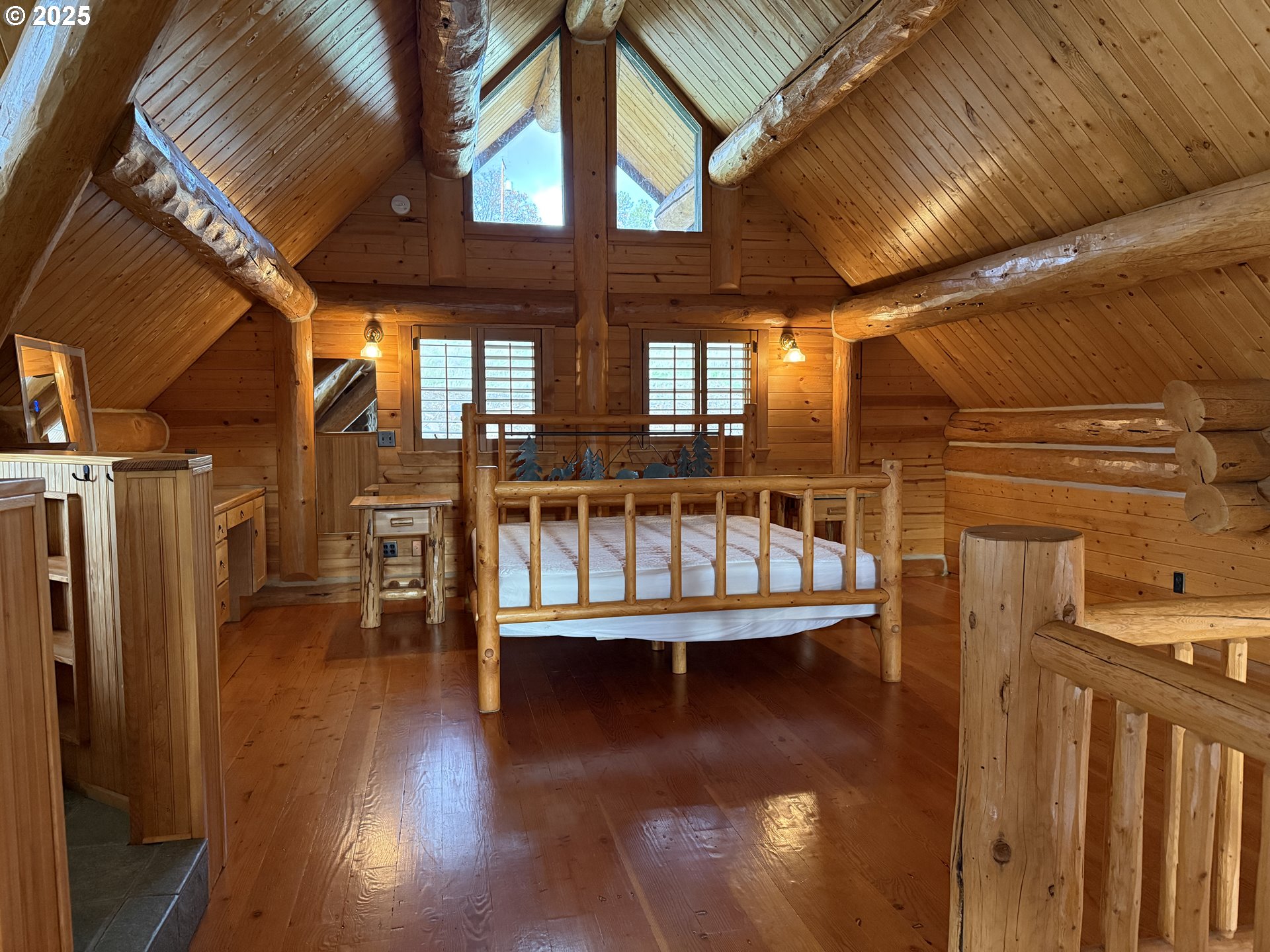 507 Elrod Avenue Maupin, OR 97037 - Photo 14 of 33 a view of a room with wooden floor