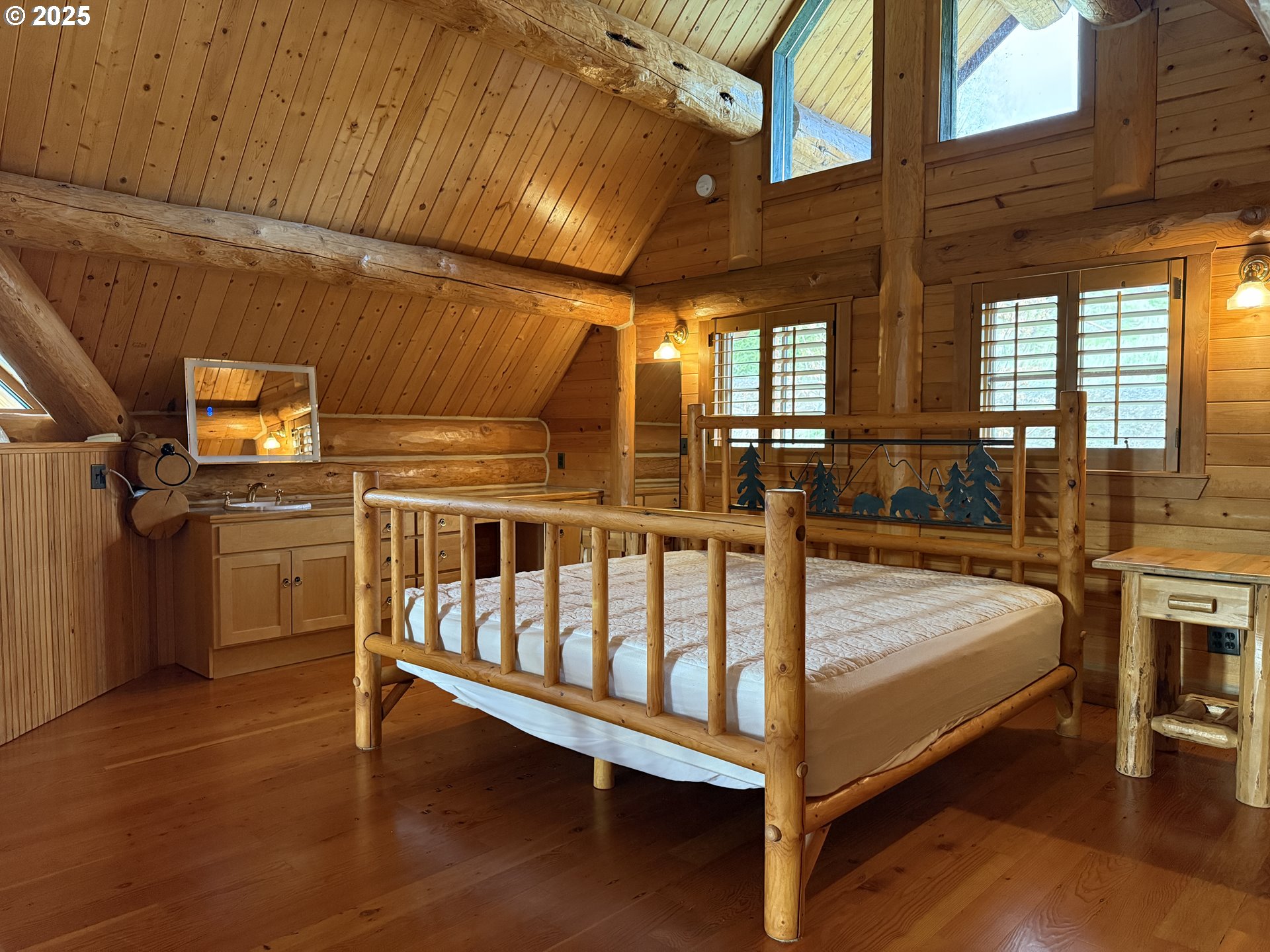 507 Elrod Avenue Maupin, OR 97037 - Photo 15 of 33 a bed room with a bed and a table