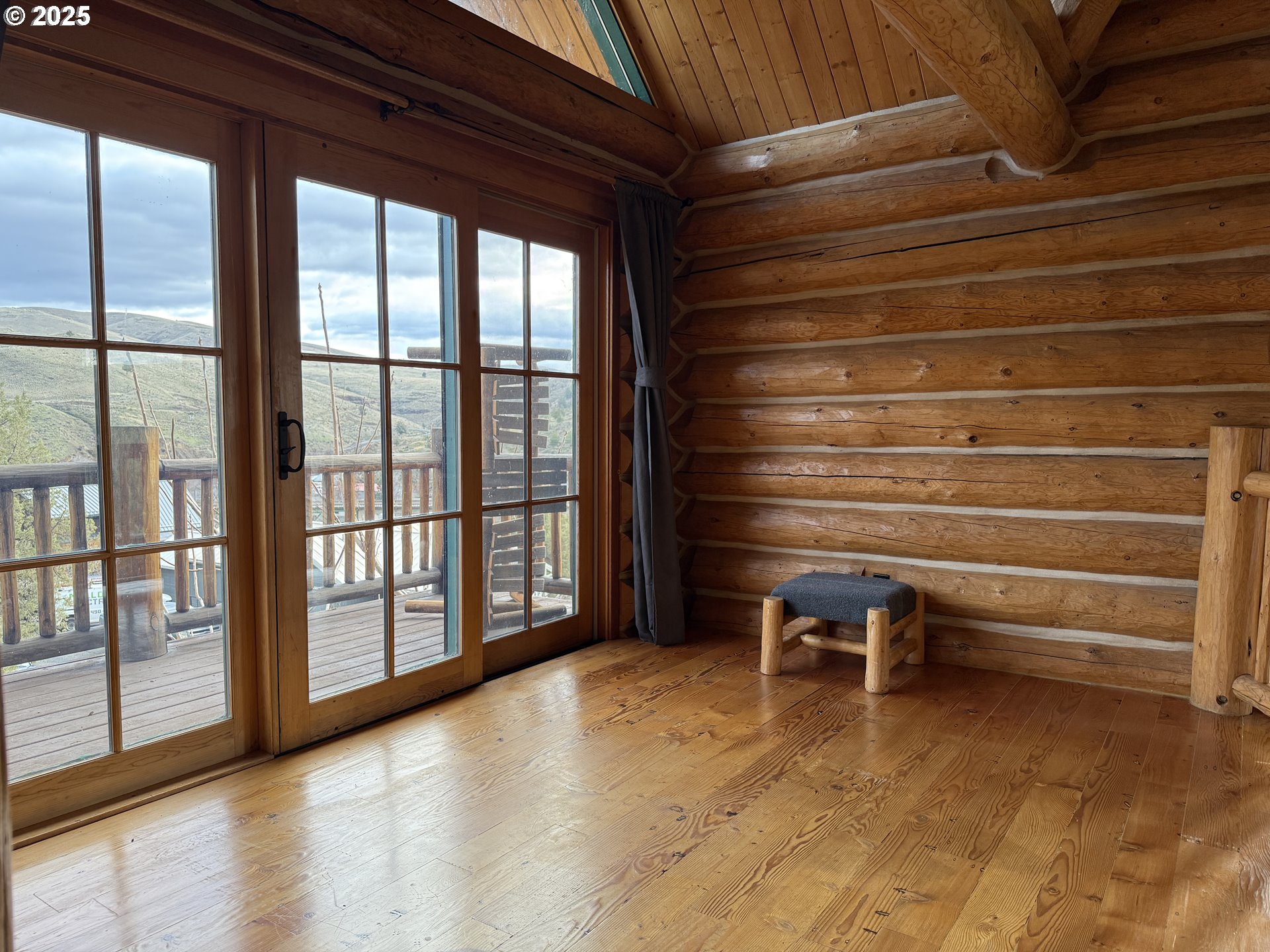 507 Elrod Avenue Maupin, OR 97037 - Photo 18 of 33 a view of room with window and chair