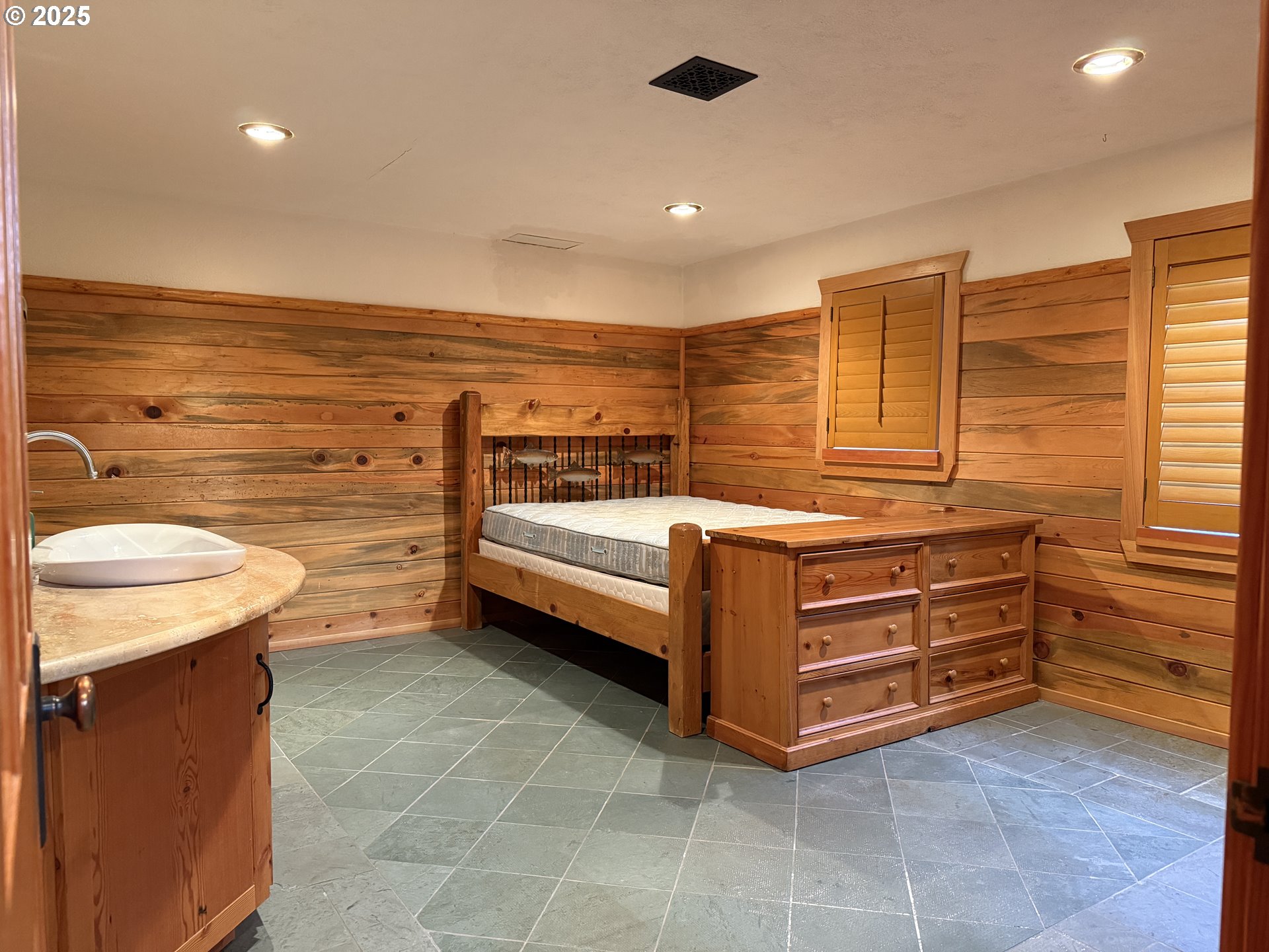 507 Elrod Avenue Maupin, OR 97037 - Photo 19 of 33 a bathroom with a sink and a mirror