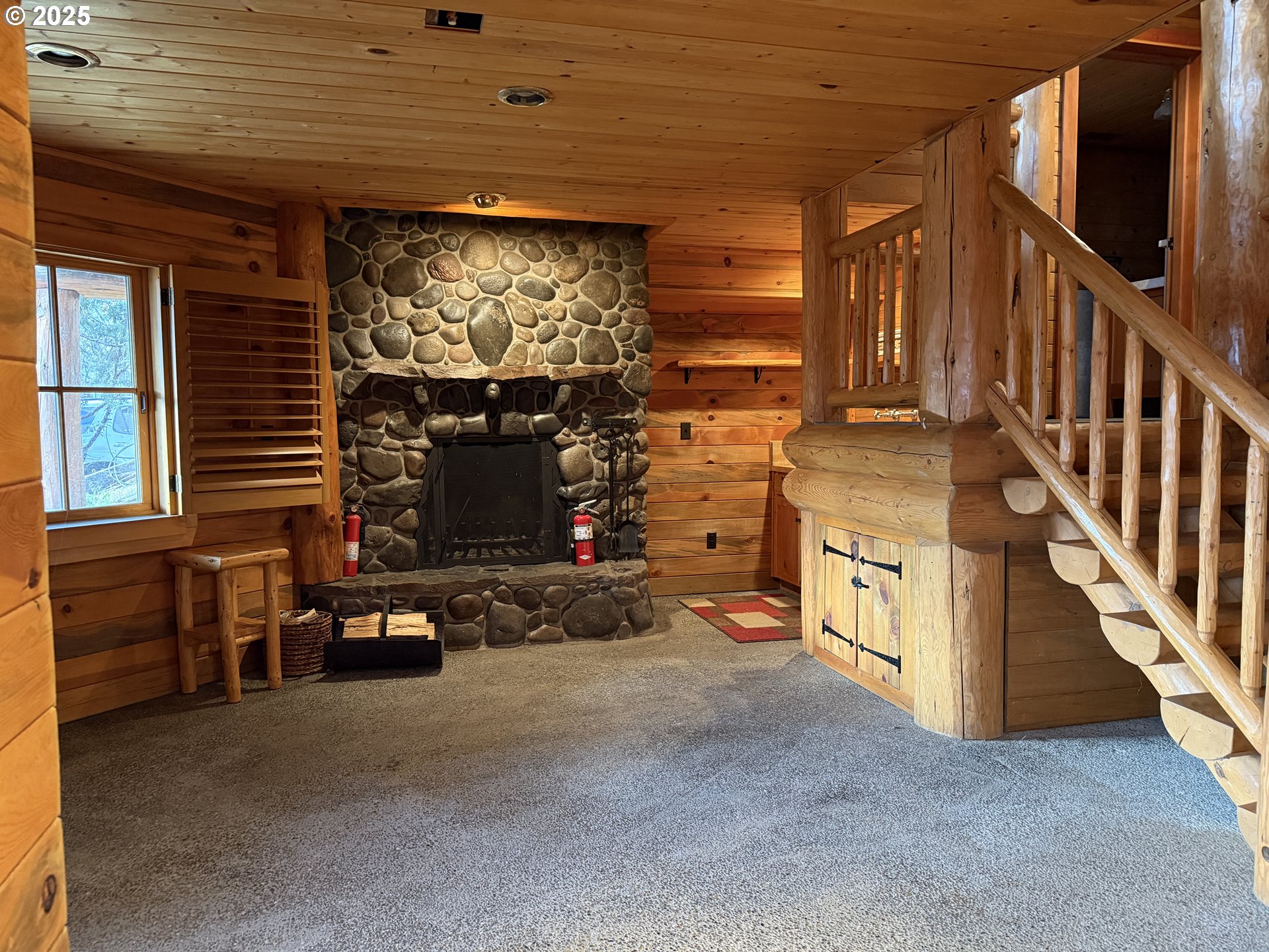 507 Elrod Avenue Maupin, OR 97037 - Photo 20 of 33 a view of an empty room with wooden floor and windows