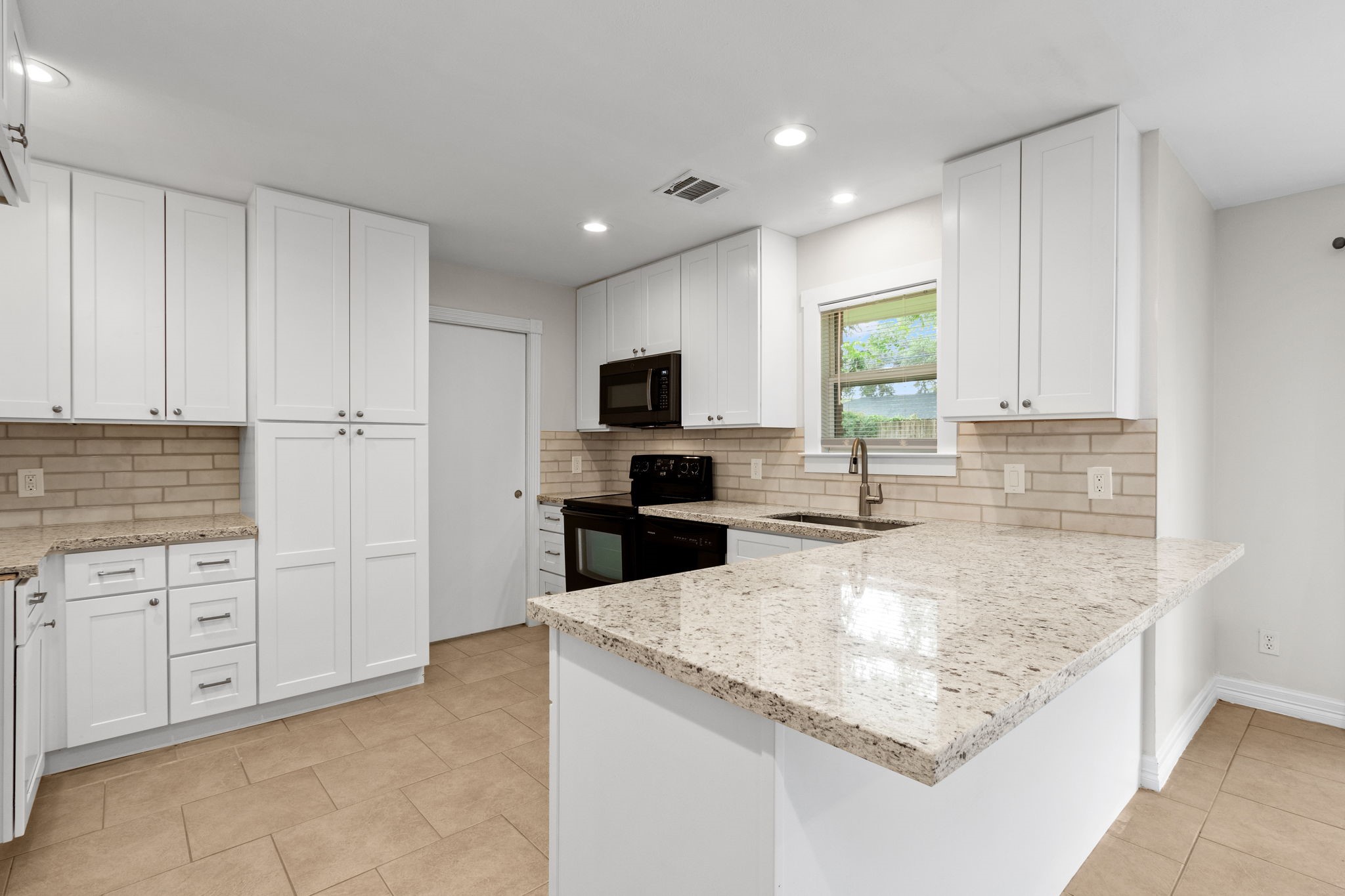 10518 Mayfield Road Houston, TX 77043 - Photo 12 of 26