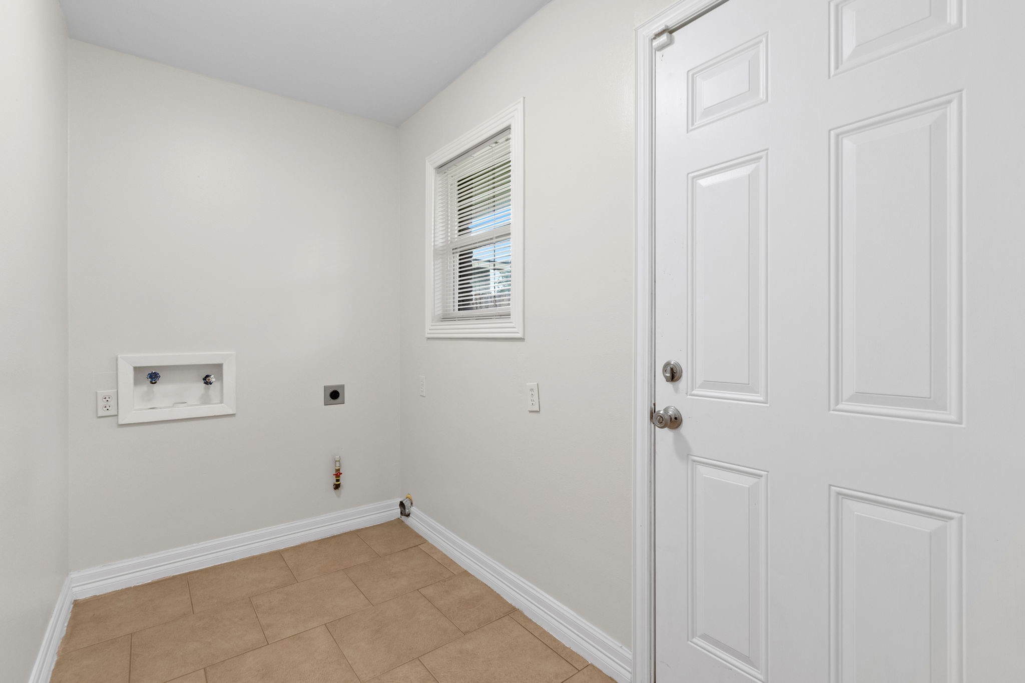 10518 Mayfield Road Houston, TX 77043 - Photo 17 of 26 Utility room