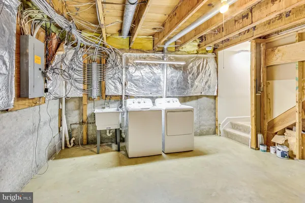 a picture of a wall with a white wall