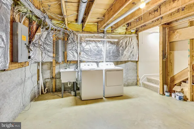 a picture of a wall with a white wall