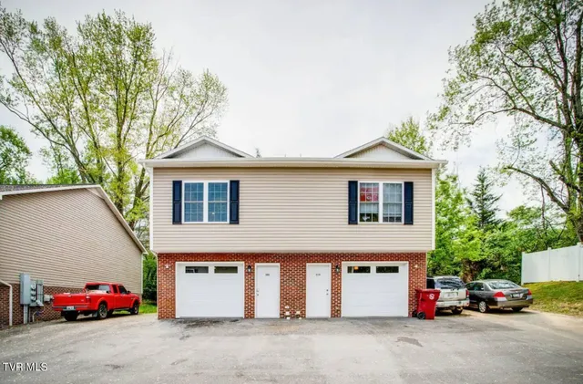 $2,400 | 169 East Grande Avenue, Unit 301, Johnson City, TN 37601