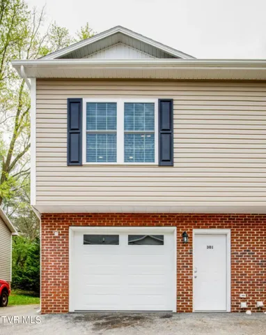 $2,400 | 169 East Grande Avenue, Unit 301, Johnson City, TN 37601