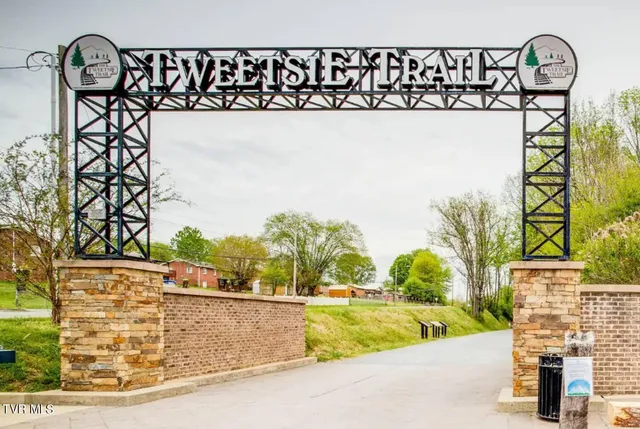 $2,400 | 169 East Grande Avenue, Unit 301, Johnson City, TN 37601