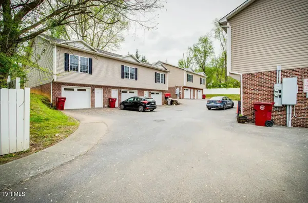 $2,400 | 169 East Grande Avenue, Unit 301, Johnson City, TN 37601