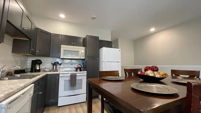 $2,400 | 169 East Grande Avenue, Unit 301, Johnson City, TN 37601