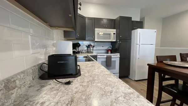 $2,400 | 169 East Grande Avenue, Unit 301, Johnson City, TN 37601