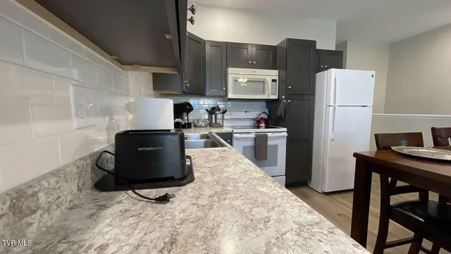 $2,400 | 169 East Grande Avenue, Unit 301, Johnson City, TN 37601