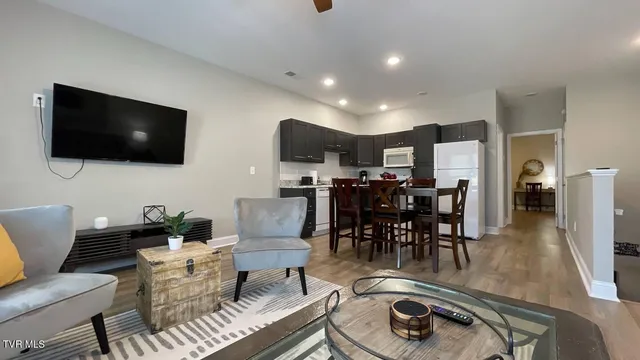 $2,400 | 169 East Grande Avenue, Unit 301, Johnson City, TN 37601