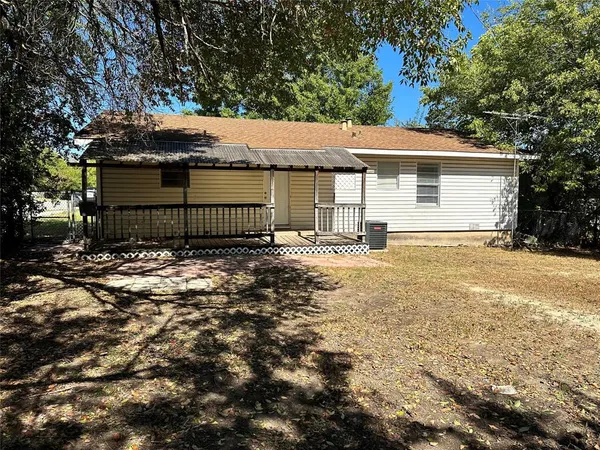 a view of a yard with a tree