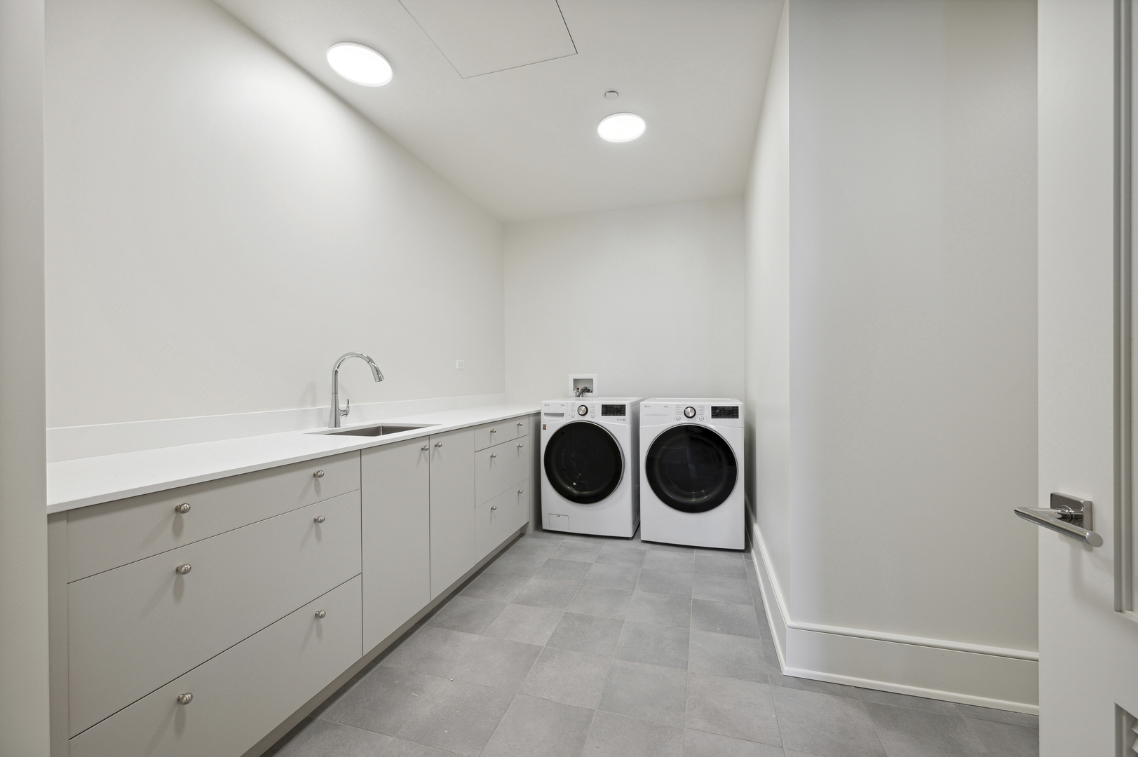 21 North May Street, Unit 1401 Chicago, IL 60607 - Photo 16 of 47 a utility room with dryer and washer