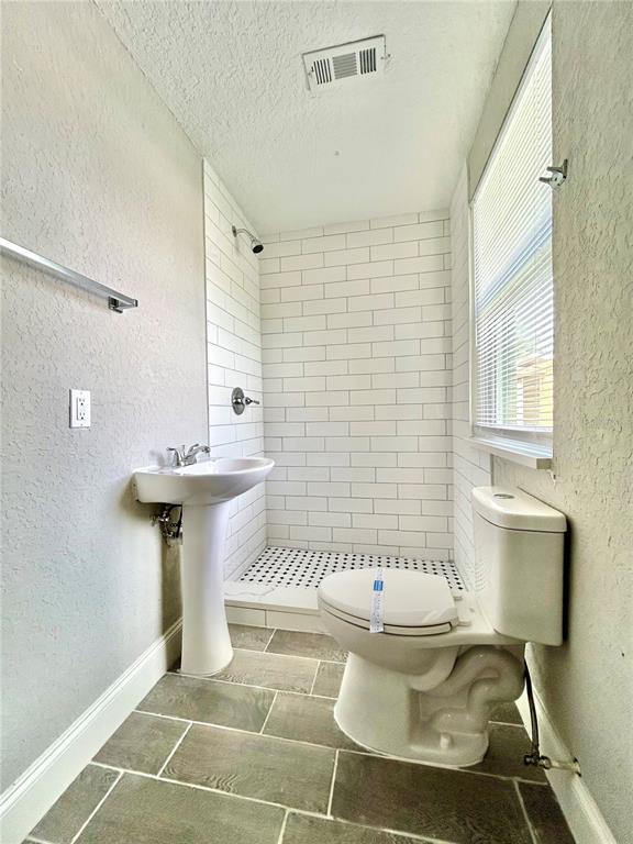 418 Charles Street Winter Garden, FL 34787 - Photo 33 of 35 a bathroom with a sink toilet and shower