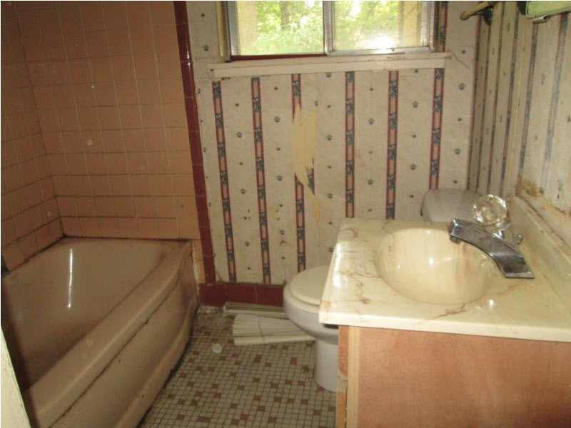 1761 Maria Drive Jackson, MS 39204 - Photo 6 of 11 Guest bathroom